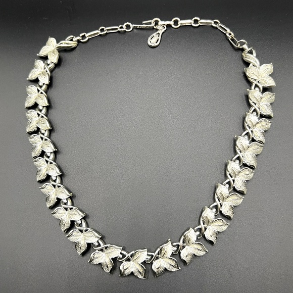 1950s Coro Choker Necklace Brushed Silver Tone Leaves Vintage Classic - Picture 1 of 4